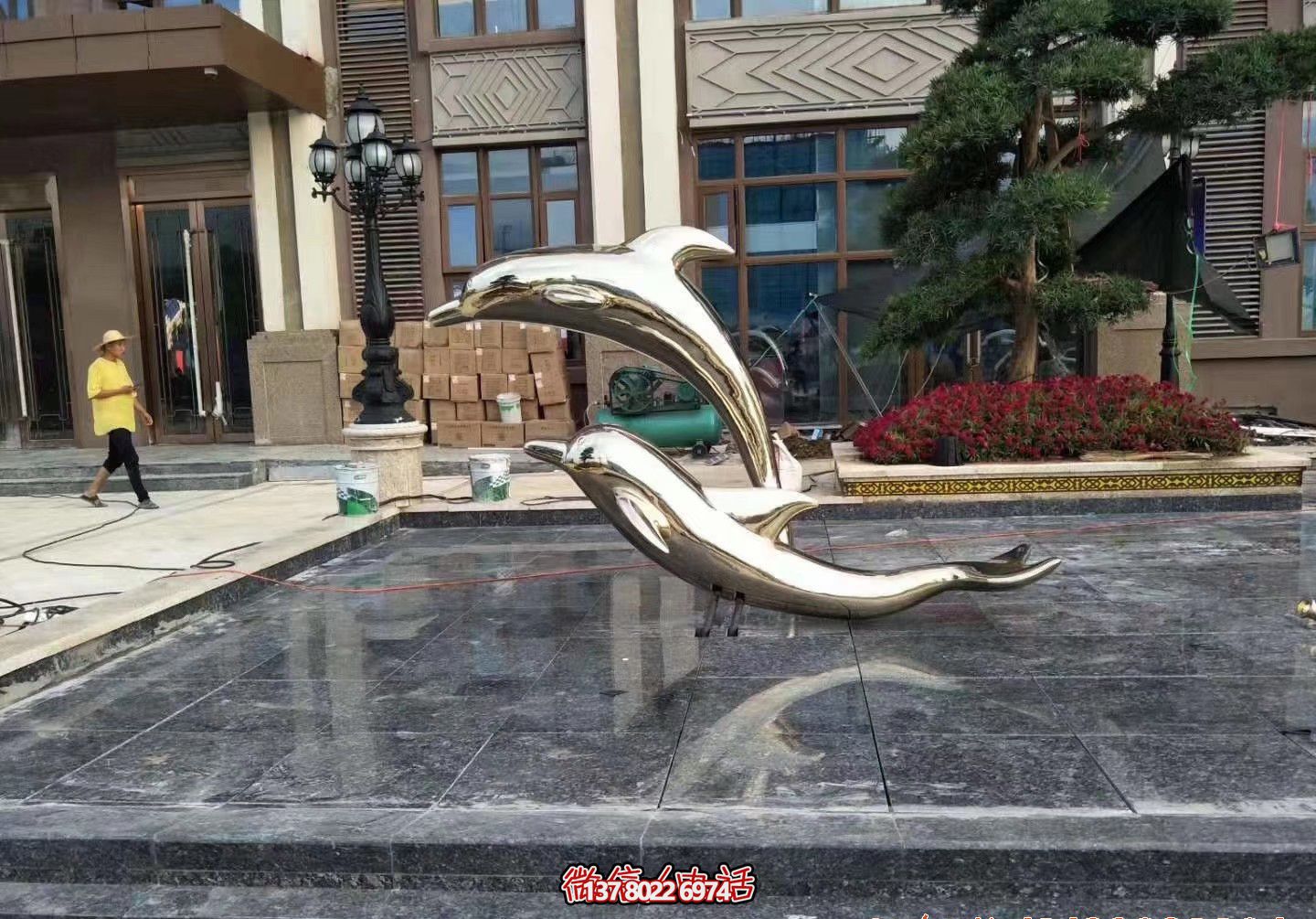 小河边两只镜面不锈钢海豚雕塑 小河边两只镜面不锈钢海豚雕塑