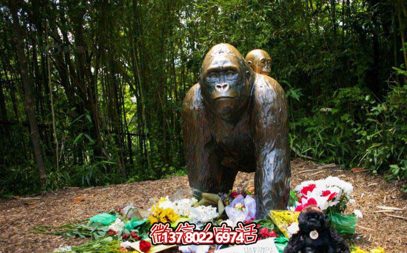 户外园林不锈钢仿铜背着猴子的猩猩雕塑 户外园林不锈钢仿铜背着猴子的猩猩雕塑