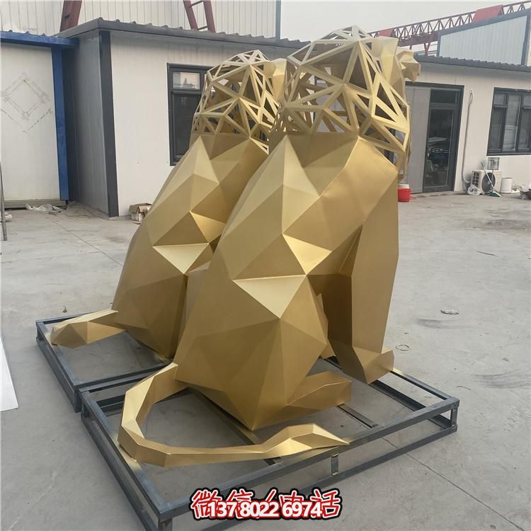景点户外摆放一对喷金玻璃钢抽象几何切面镂空狮子雕塑