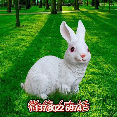 丛林里一只白色玻璃钢兔子雕塑 丛林里一只白色玻璃钢兔子雕塑