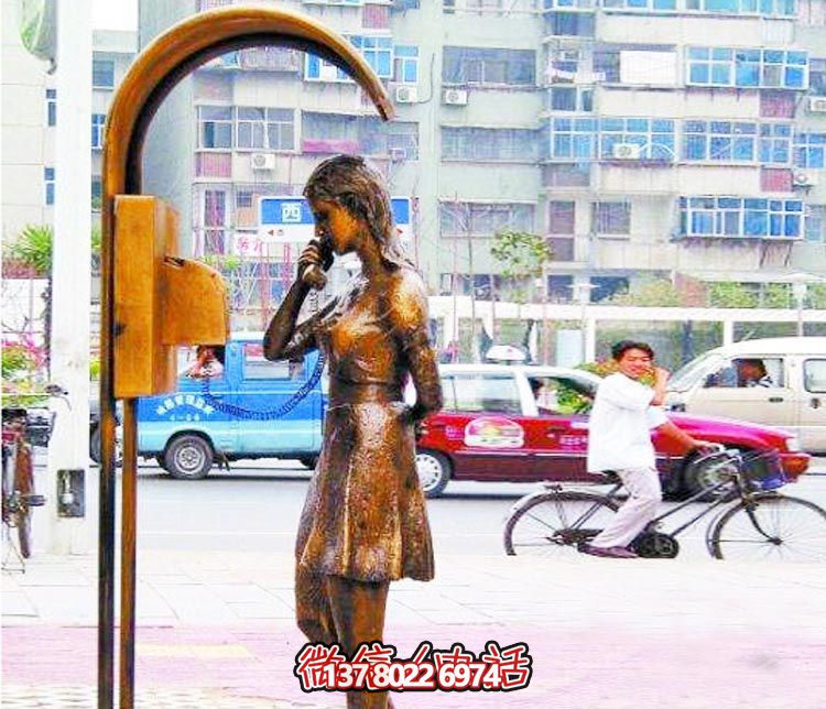 城市街道边摆放女孩在电话亭打电话玻璃钢雕塑 城市街道边摆放女孩在电话亭打电话玻璃钢雕塑