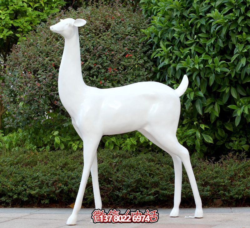 公园玻璃钢一只行走的白色鹿雕塑