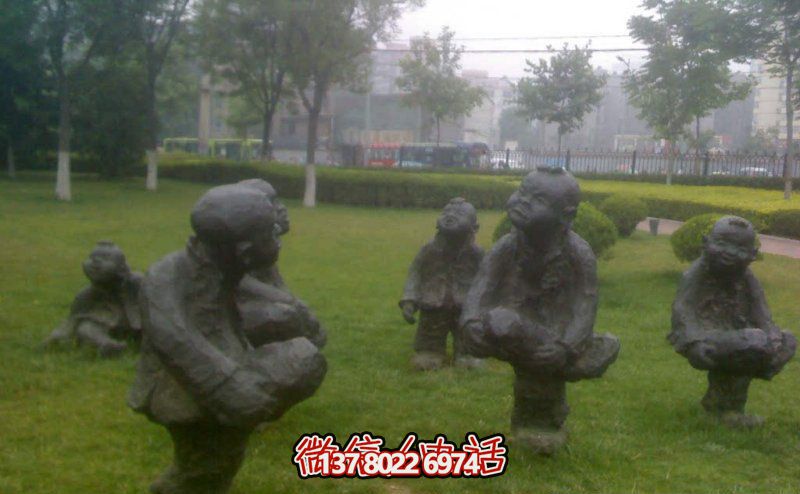 草坪玻璃钢儿童斗鸡雕塑 草坪玻璃钢儿童斗鸡雕塑
