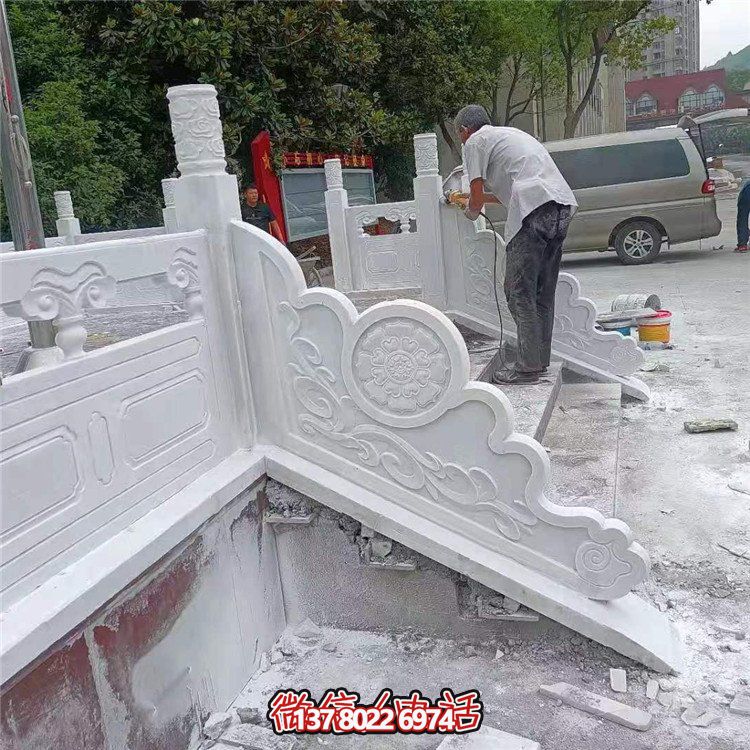 汉白玉旗台栏板栏杆安装，细节打磨处理