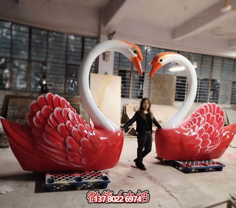 商场创意玻璃钢彩绘爱心天鹅雕塑 商场创意玻璃钢彩绘爱心天鹅雕塑