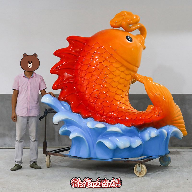 游乐场摆放的玻璃钢卡通鲤鱼雕塑 游乐场摆放的玻璃钢卡通鲤鱼雕塑