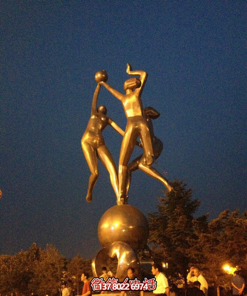 小区广场打排球的女孩景观玻璃钢仿铜雕 小区广场打排球的女孩景观玻璃钢仿铜雕