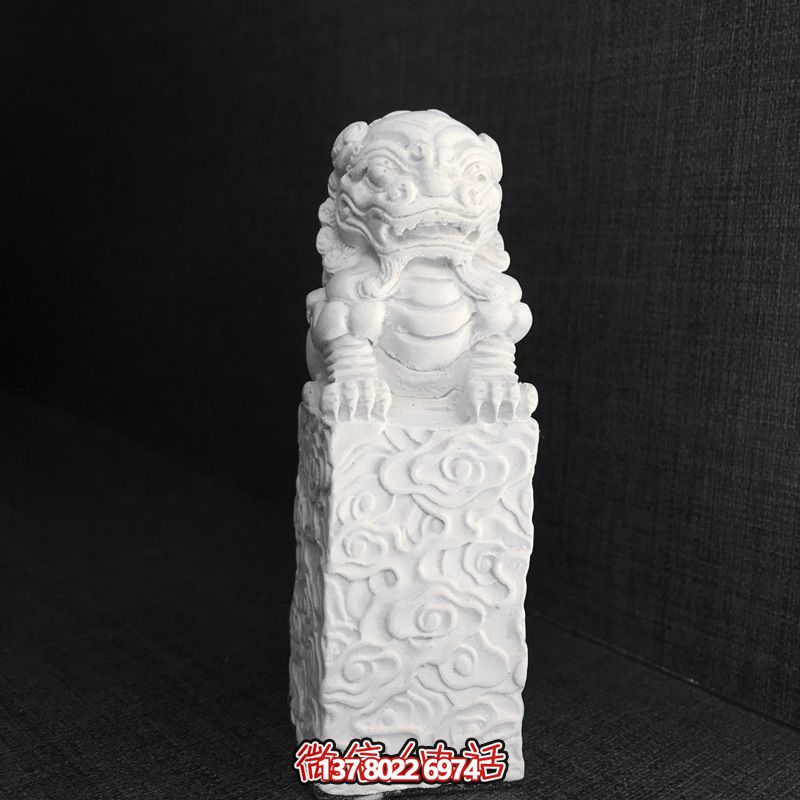 庭院大理石浮雕卧着石柱上的狮子雕塑 庭院大理石浮雕卧着石柱上的狮子雕塑