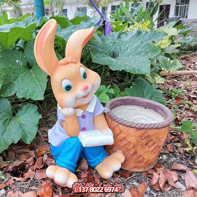 图书馆一只写作的玻璃钢兔子雕塑
