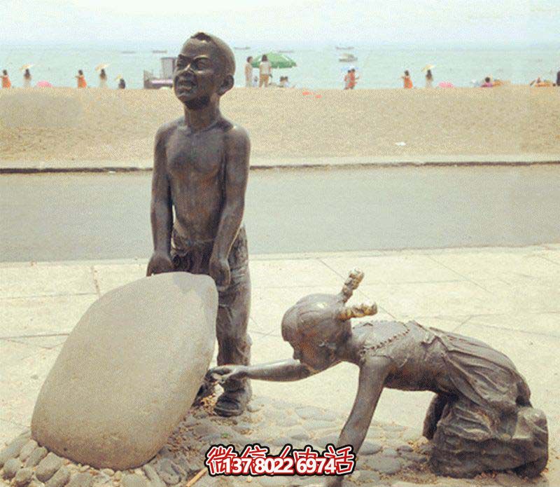 海边抬石头的小孩景观铜雕儿童雕塑 海边抬石头的小孩景观铜雕儿童雕塑