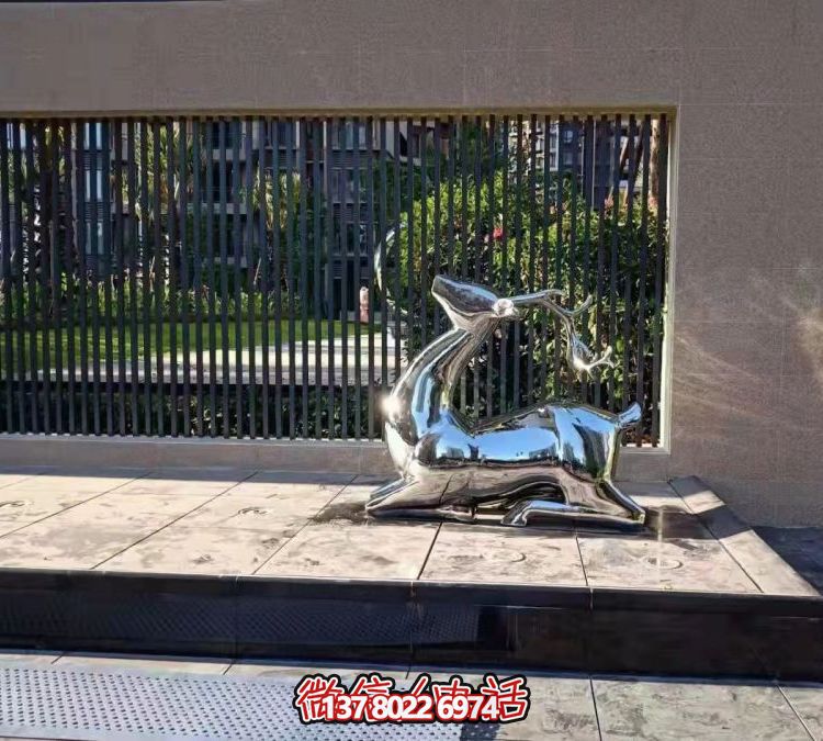 抬头跪地鹿雕塑，地产售楼部镜面不锈钢鹿动物摆件