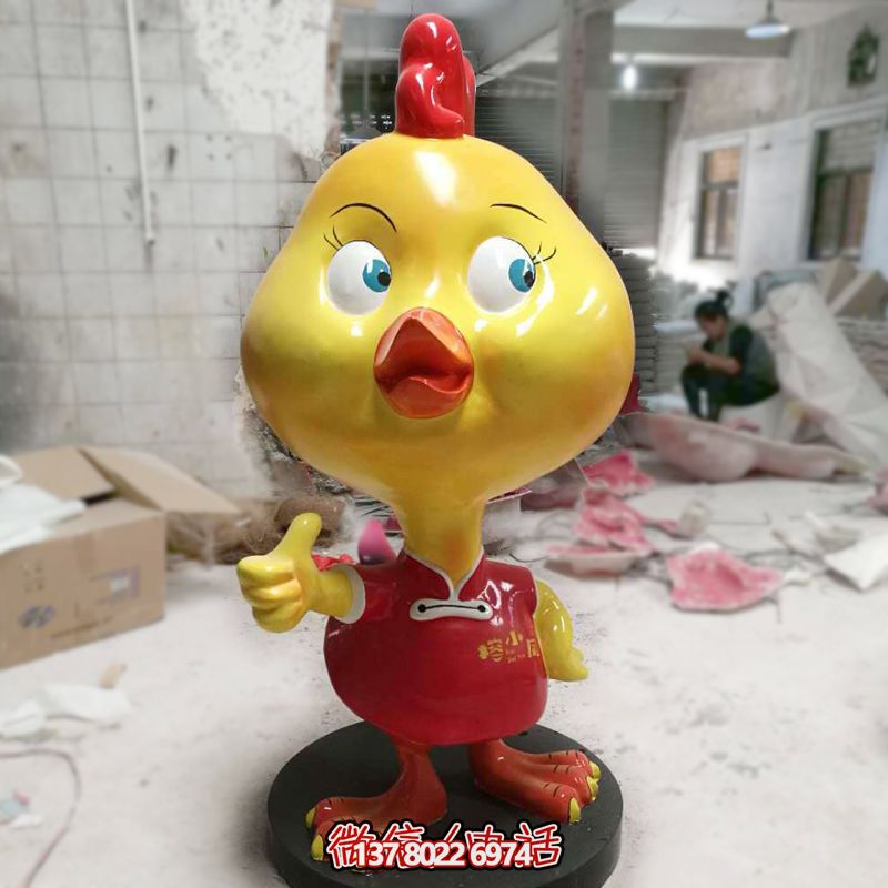 公园街道边摆放竖着大拇指的玻璃钢卡通鸡雕塑