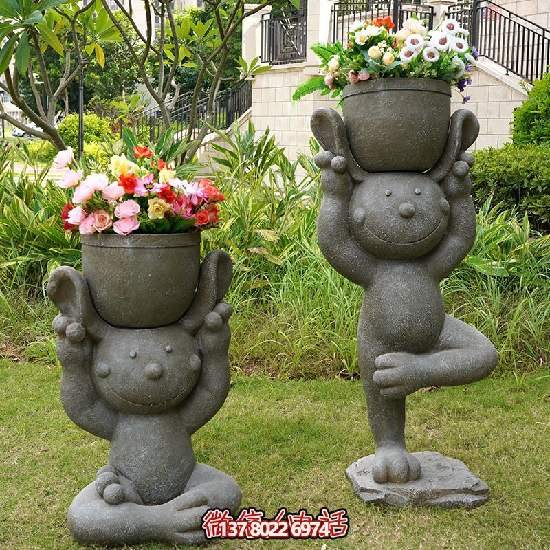 公园草坪大理石石雕头顶花盆的兔子雕塑