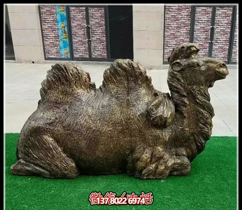 公园里摆放的一只铜色的玻璃钢喷漆骆驼雕塑 公园里摆放的一只铜色的玻璃钢喷漆骆驼雕塑