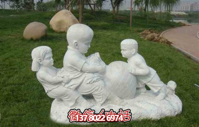 户外草坪汉白玉石雕拔萝卜的儿童雕塑 户外草坪汉白玉石雕拔萝卜的儿童雕塑