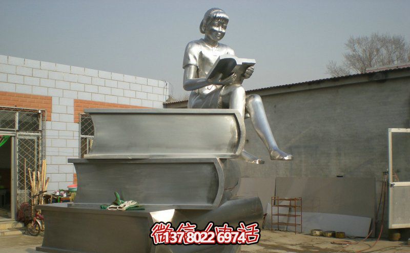 景区玻璃钢女孩坐着书本上的读书雕塑 景区玻璃钢女孩坐着书本上的读书雕塑