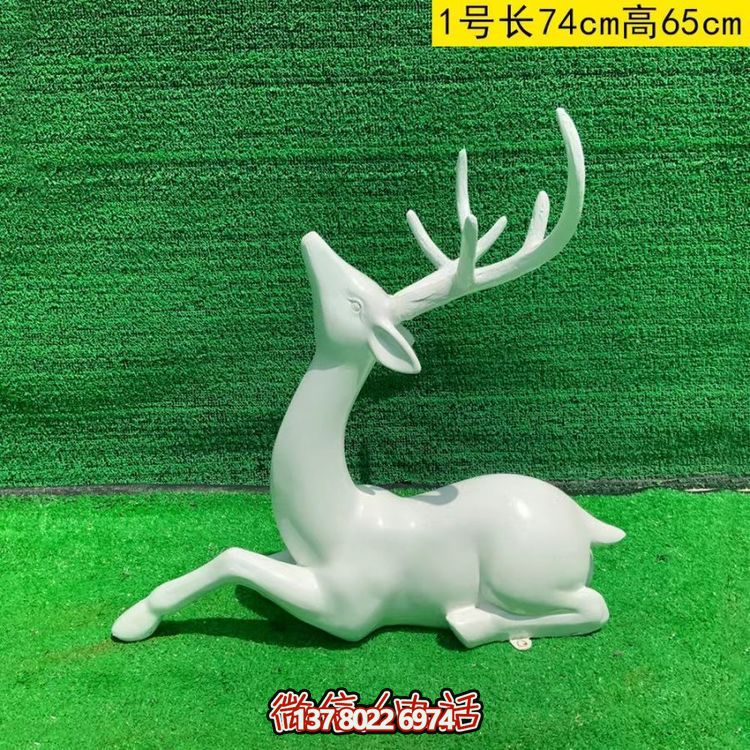 白色的梅花鹿，卧姿，仰头，可上色