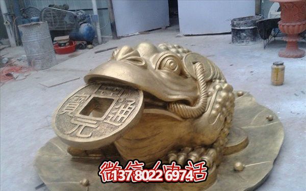 公园园林摆放的玻璃钢喷漆金蟾雕塑 公园园林摆放的玻璃钢喷漆金蟾雕塑