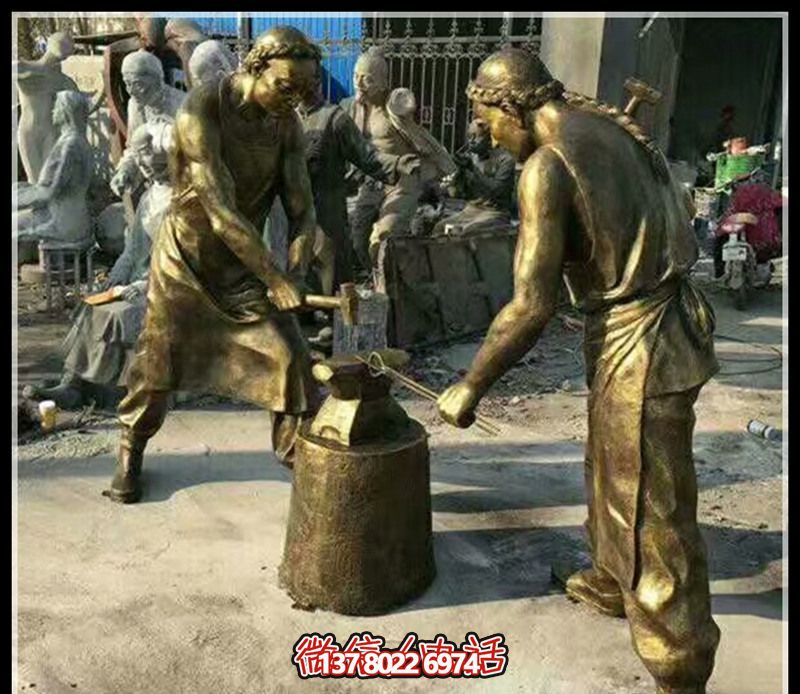 园林景区古代打铁人物镀金玻璃钢仿铜雕塑