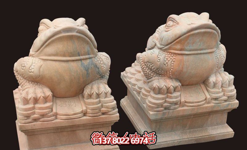 庭院里摆放的两只花岗岩石雕仿真金蟾雕塑 庭院里摆放的两只花岗岩石雕仿真金蟾雕塑