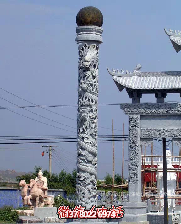 龙形浮雕的学院广场摆放龙柱雕塑