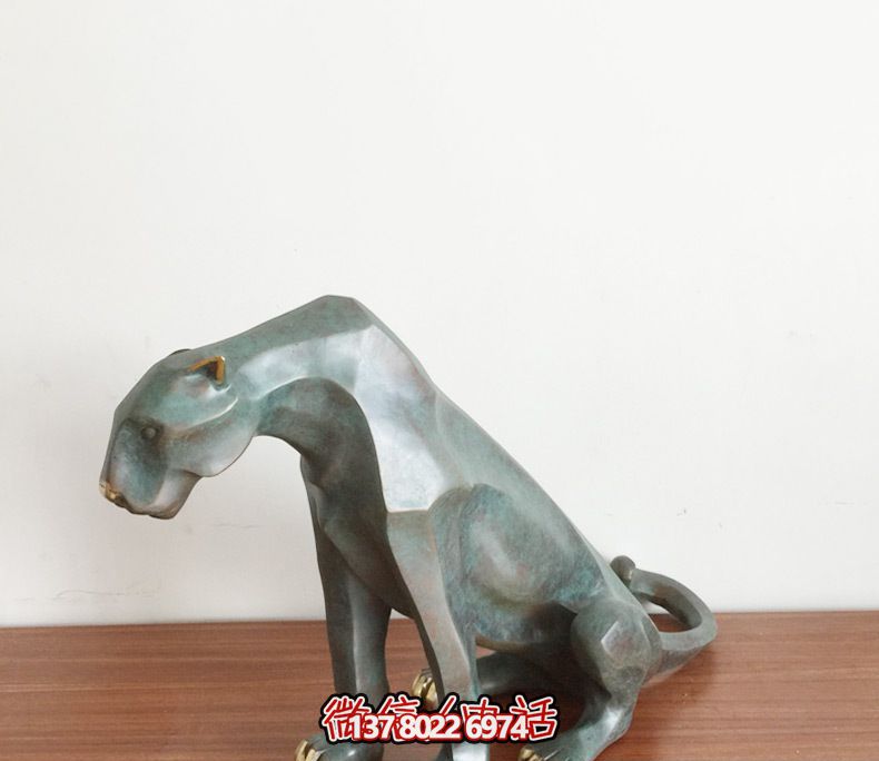 寺庙不锈钢切面喷漆休息中的金钱豹雕塑