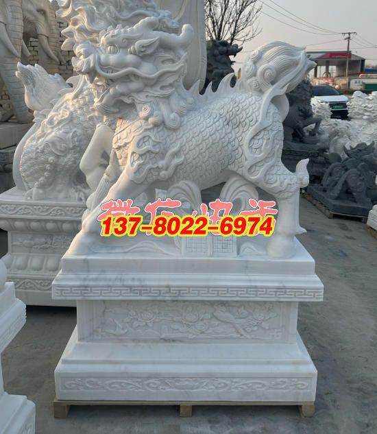 漢白玉麒麟景觀雕塑：祥瑞之姿，石雕藝術(shù)的璀璨綻放
