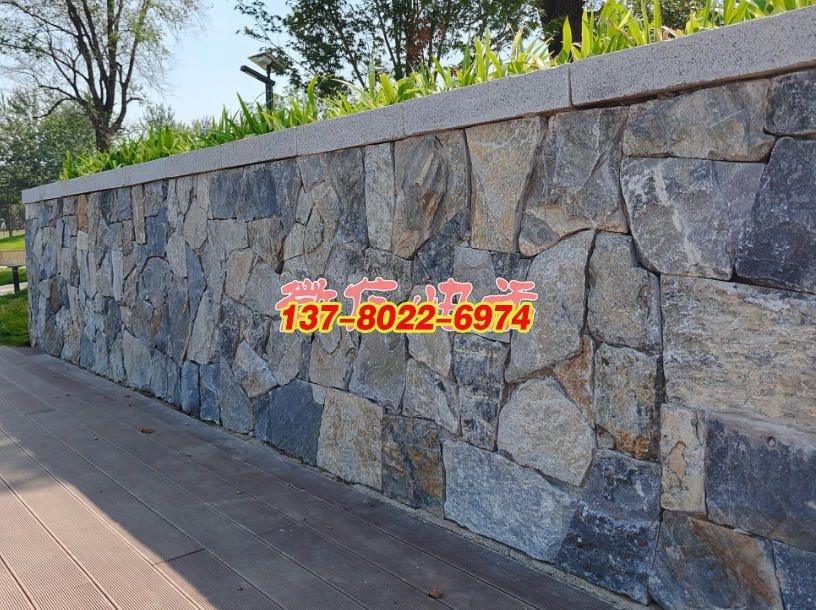 景石碎拼景觀墻：自然與藝術交融的景觀雕塑，石雕工藝的質(zhì)樸美學呈現(xiàn)