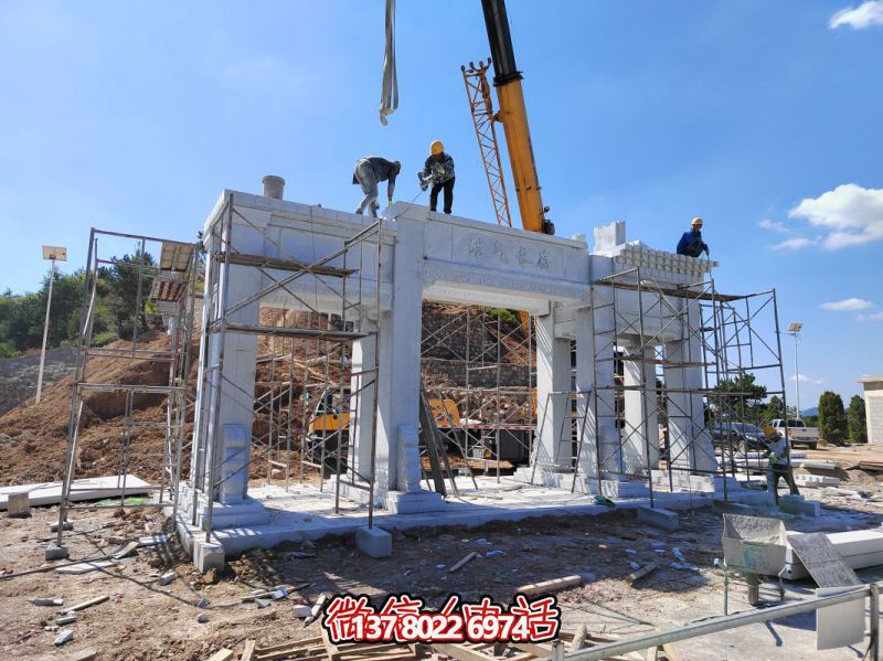 “浩气长存”大理石牌楼